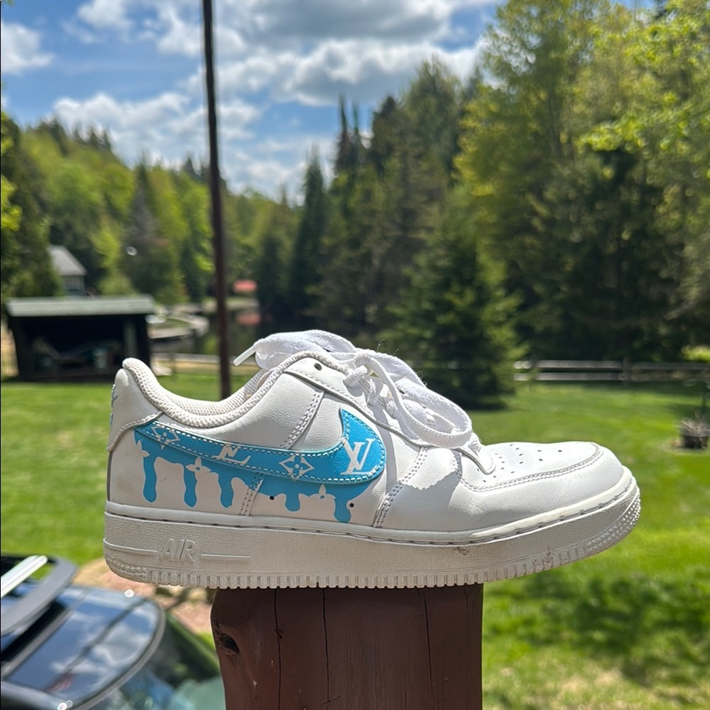 Women’s size 7 LV Airforce 1